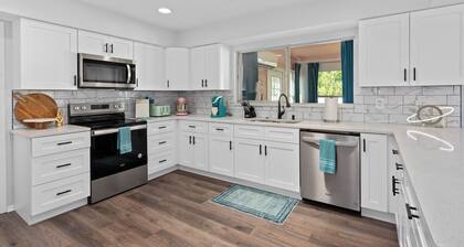 Vivid Vintage Retreat 3800 sq ft w/ Garage Arcade