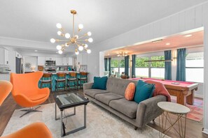 Smart TV - Vivid Vintage I Stock Tank Pool + Golf & Arcade (Orlando)