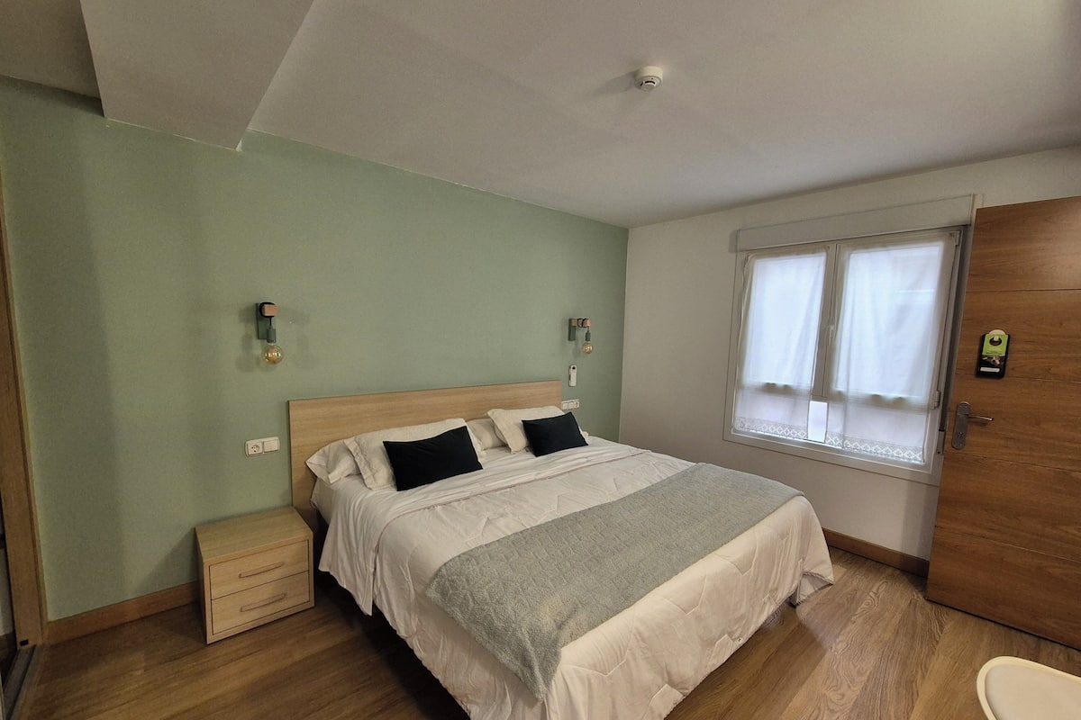 Eenvoudige kamer, 1 twee- of 2 eenpersoonsbedden | Donzen dekbedden, een bureau, geluiddichte muren