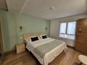 Basic Double or Twin Room | Down comforters, desk, soundproofing, iron/ironing board - Pension Joakina (San Sebastián)