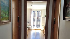 A hallway with wooden flooring leading to a balcony with a view. - Pension Joakina (San Sebastián)