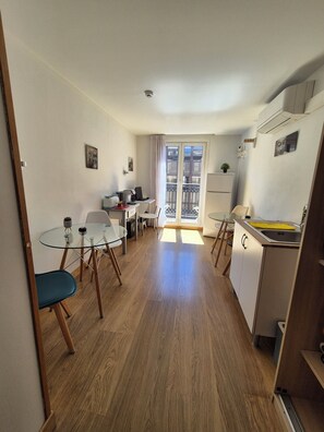 32-inch Smart TV with cable channels, pay movies - Pension Joakina (San Sebastián)