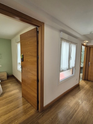 Basic Double or Twin Room | Down comforters, desk, soundproofing, iron/ironing board - Pension Joakina (San Sebastián)