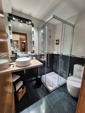 Doppia Superior, balcone, vista città | Bagno | Doccia, asciugacapelli, asciugamani, sapone