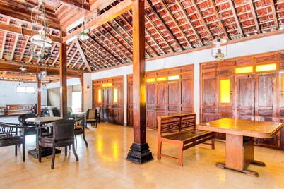 日惹梅諾雷赫餐廳與民宿飯店  