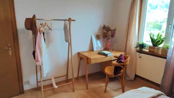 1 habitación, tabla de planchar con plancha, wifi y ropa de cama
