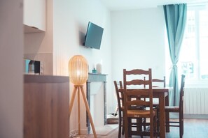 Dining - Le Friendly - Convivial & Chill  (Tours)