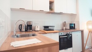 コーヒー / ティーメーカー、冷蔵庫、電子レンジ、オーブン