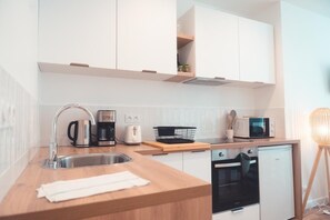 冷蔵庫、電子レンジ、オーブン、コンロ