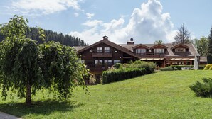 Un grand bâtiment en bois doté de nombreux balcons et d’un patio couvert.