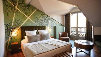 Deluxe Double Room, Lake View | Minibar, in-room safe, desk, laptop workspace