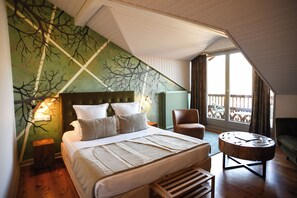 Deluxe Double Room, Lake View | Minibar, in-room safe, desk, laptop workspace