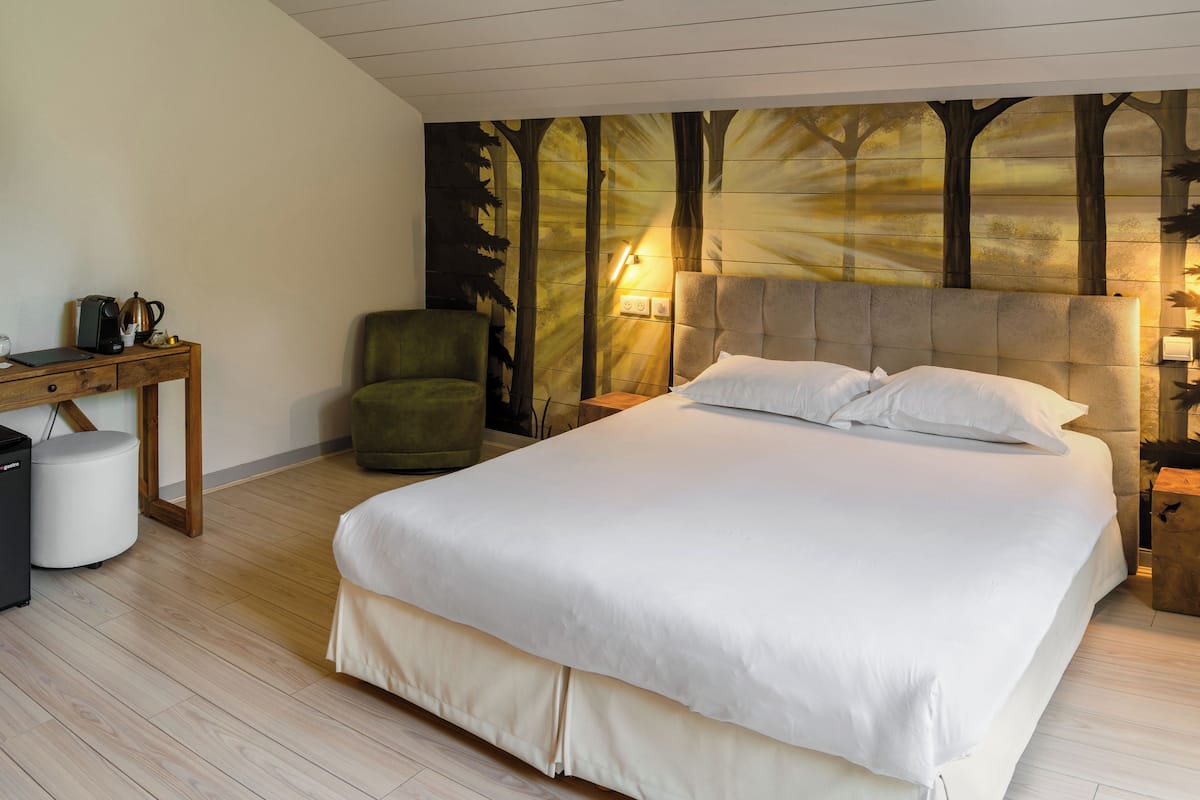 Chambre Quadruple Deluxe, accessible aux personnes à mobilité réduite | Minibar, coffres-forts dans les chambres, bureau