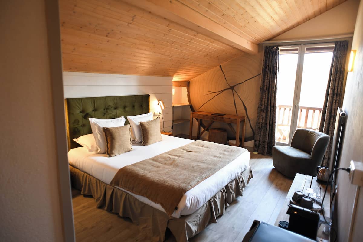 Chambre Double ou avec lits jumeaux, vue partielle sur le lac | Minibar, coffres-forts dans les chambres, bureau