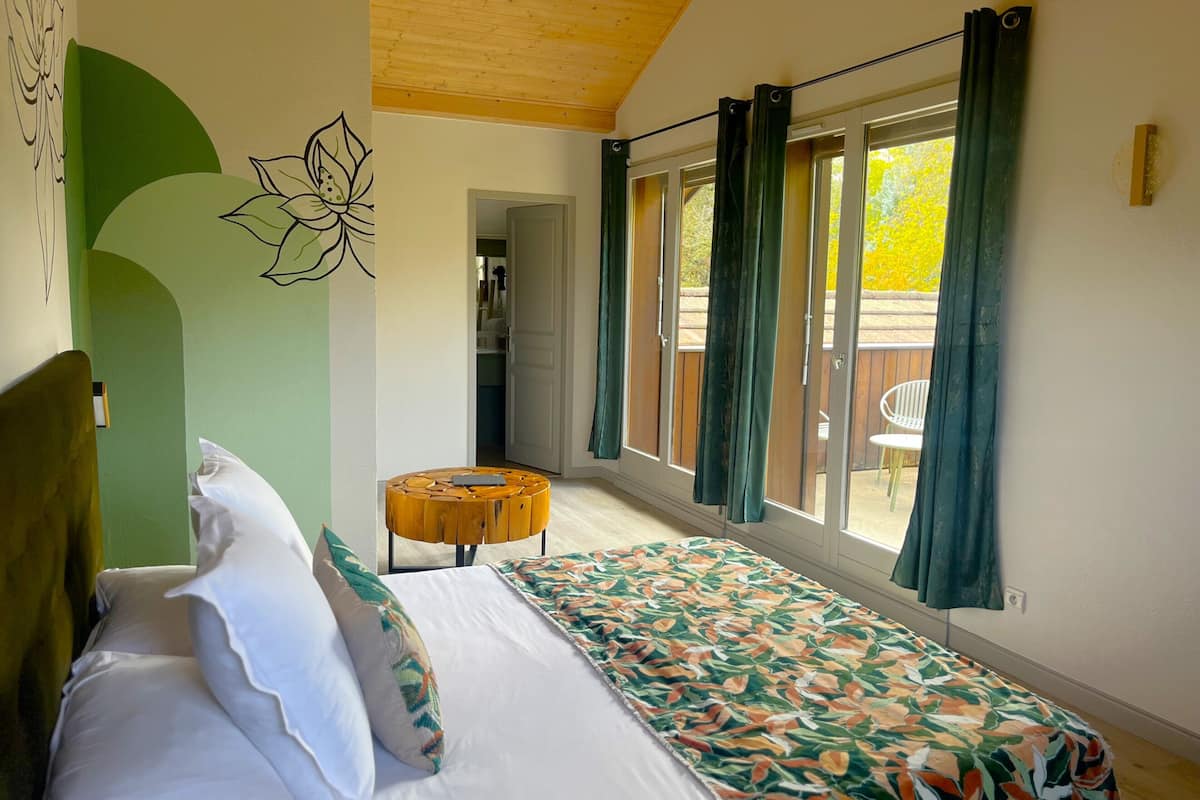 Kolmen hengen deluxe-huone | Minibaari, tallelokero huoneessa, työpöytä