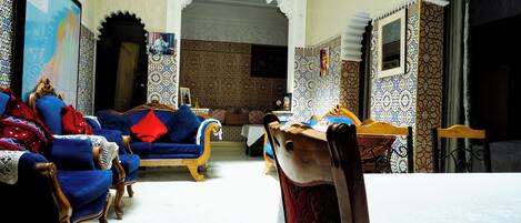 3 habitaciones, tabla de planchar con plancha, wifi y ropa de cama