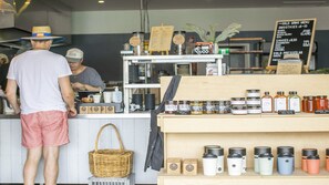 Enjoy fresh, locally sourced drinks and snacks at this casual café, offering cold beverages and smoothies.