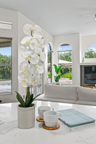 Villa Sobrinas - Luxury 4BR Villa: Pool, Spa, Fire Pit, Pond View, RV Parking, Sleeps 10