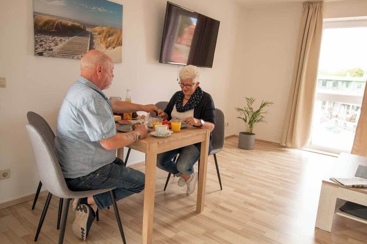 Classic-Apartment, Kanalblick | Essbereich im Zimmer
