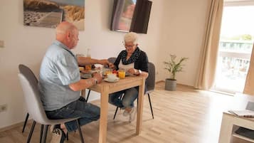 Classic-Apartment, Kanalblick | Essbereich im Zimmer