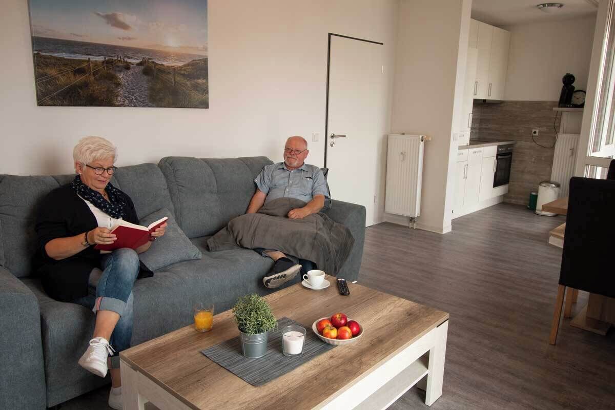 Classic-Apartment, Kanalblick | Wohnbereich | 43-Zoll-Flachbildfernseher mit Satellitenempfang