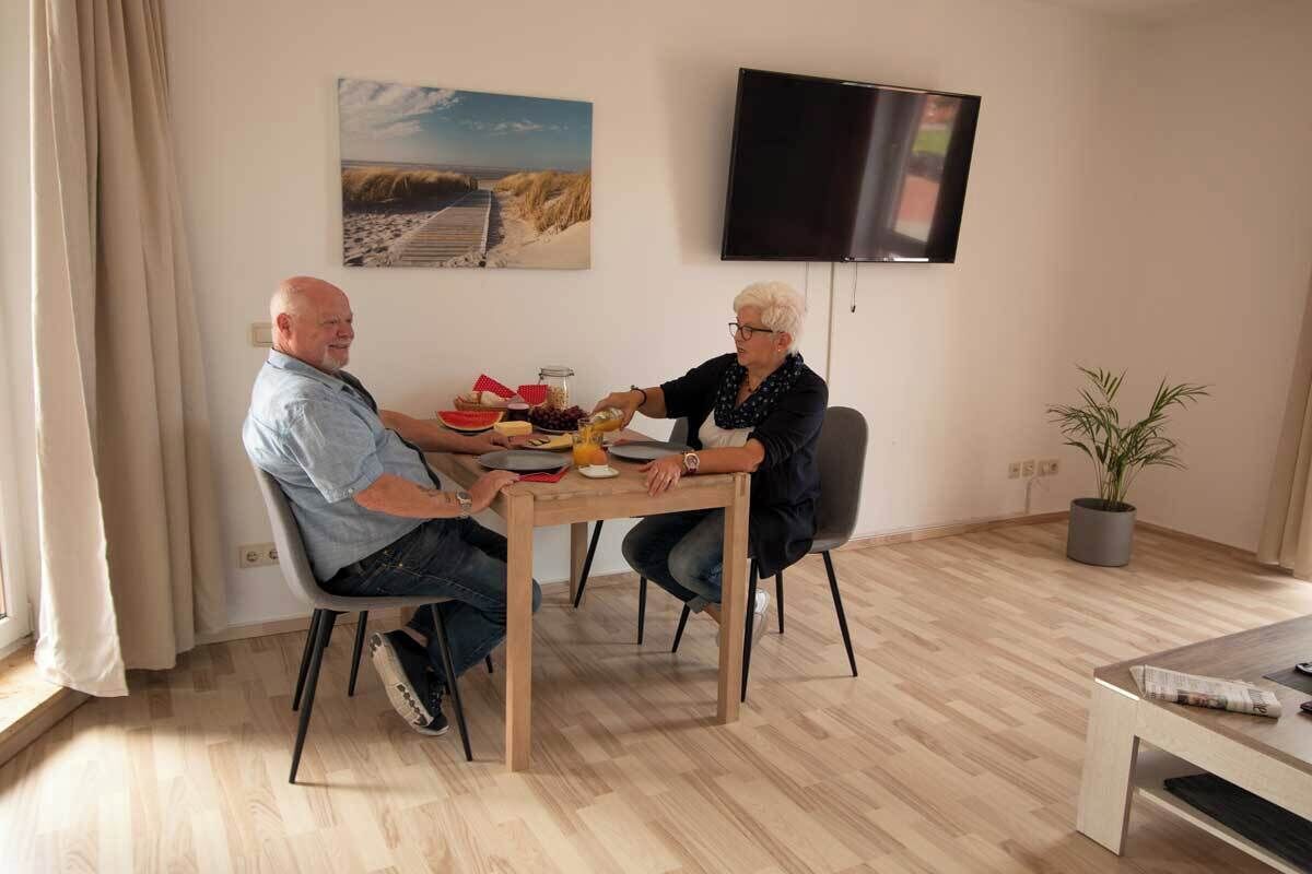 Classic-Apartment, Kanalblick | Wohnbereich | 43-Zoll-Flachbildfernseher mit Satellitenempfang
