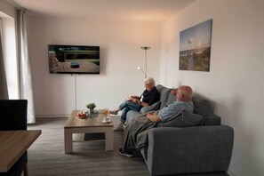 Classic Apartment, Canal View | Living area | 43-inch flat-screen TV with satellite channels - Hafen Apartments  (Aurich)