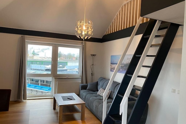 Televisión de pantalla plana de 43 pulgadas con canales por satélite