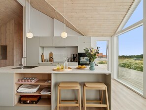 Frigorífico, horno, lavavajillas y trona infantil