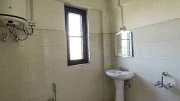 Deluxe Double Room, Multiple Bedrooms | Bathroom