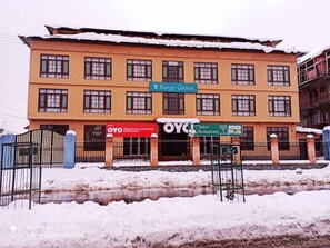 Front of property - Goroomgo Burge Green Guest House (Srinagar)