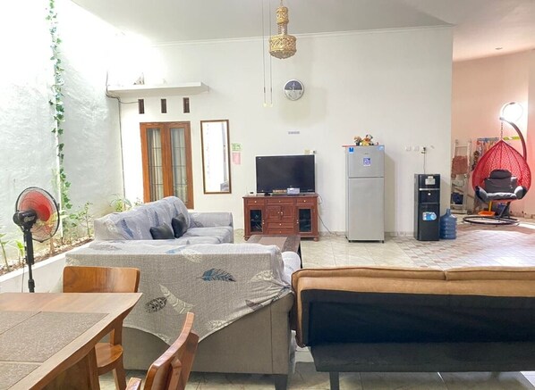 Een flatscreentelevisie