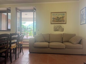 Living area - Ground floor apartment with porch on the surrounding garden (Policastrello)