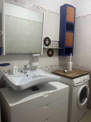 Interior - Ground floor apartment with porch on the surrounding garden (Policastrello)