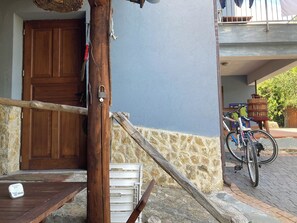 Exterior detail - Ground floor apartment with porch on the surrounding garden (Policastrello)