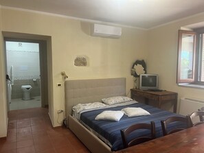 Iron/ironing board, WiFi, bed sheets - Ground floor apartment with porch on the surrounding garden (Policastrello)