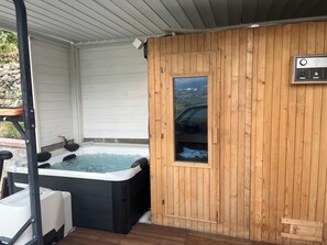 Outdoor spa tub - Ground floor apartment with porch on the surrounding garden (Policastrello)