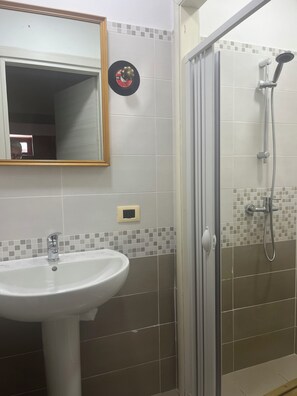 Hair dryer, towels, toilet paper - Ground floor apartment with porch on the surrounding garden (Policastrello)