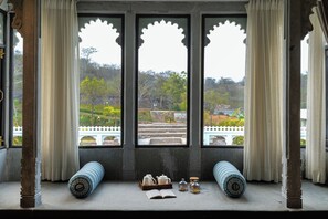 Rom (Palace Suite: King Room) | Skrivebord, skrivebord for bærbar PC, lydisolert og strykejern/-brett