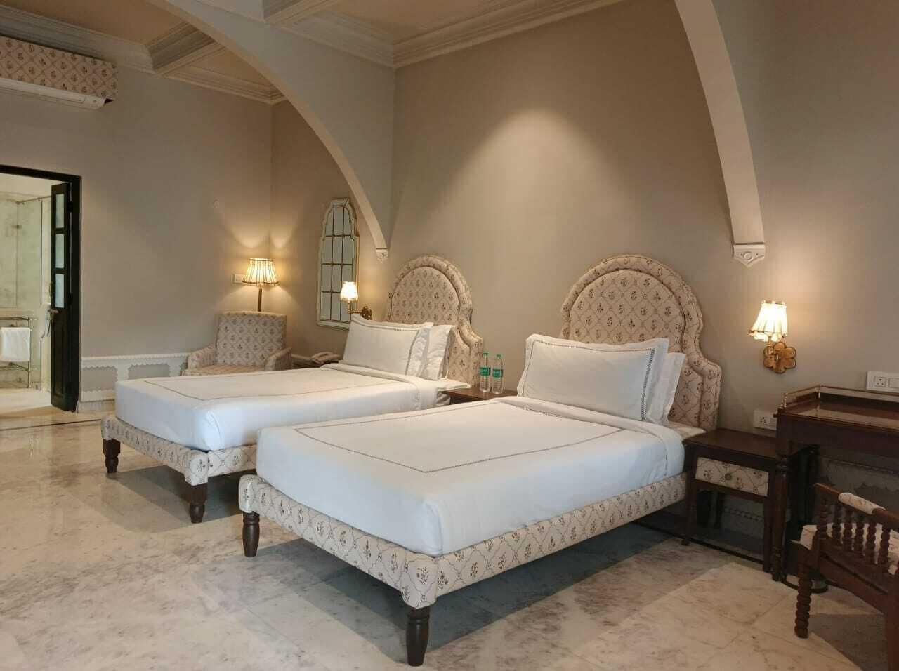 Premier Twin Room | Desk, laptop workspace, soundproofing, iron/ironing board