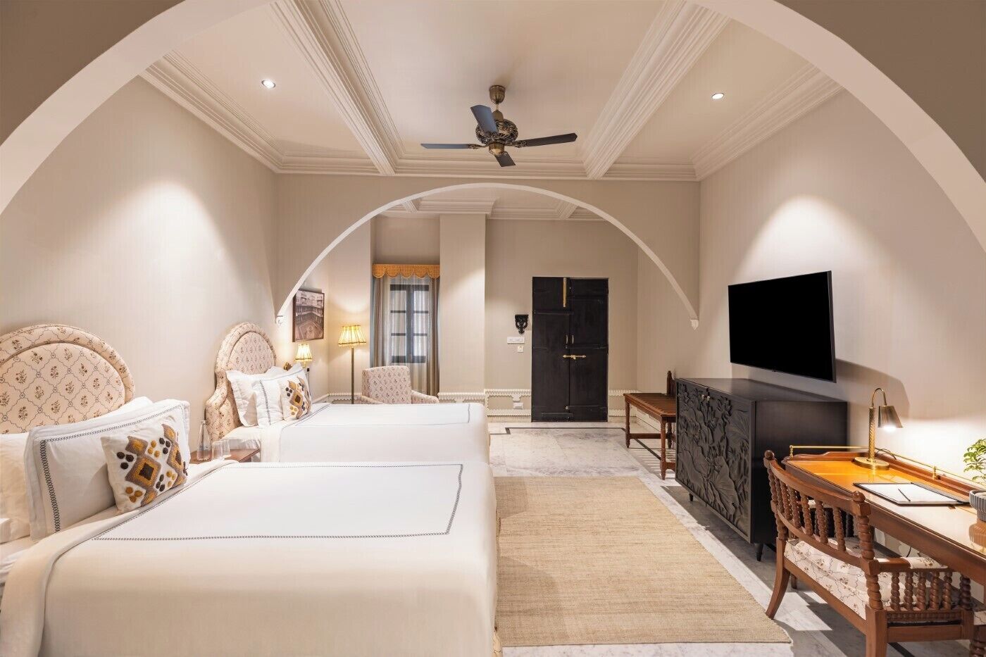 Schreibtisch, laptopgeeigneter Arbeitsplatz, schallisolierte Zimmer