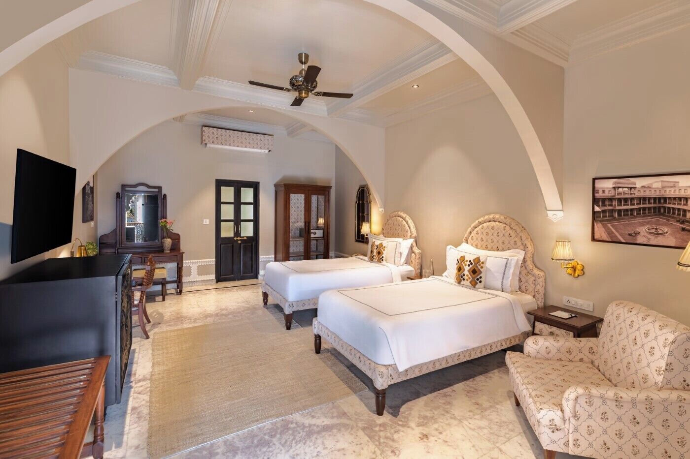 โต๊ะทำงาน, พื้นที่ทำงานแบบใช้แล็ปท็อป, ห้องเก็บเสียง, เ  ตารีด/โต๊ะรีดผ้า