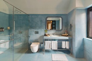 Luxury Room | Bathroom | Shower, rainfall showerhead, slippers, towels