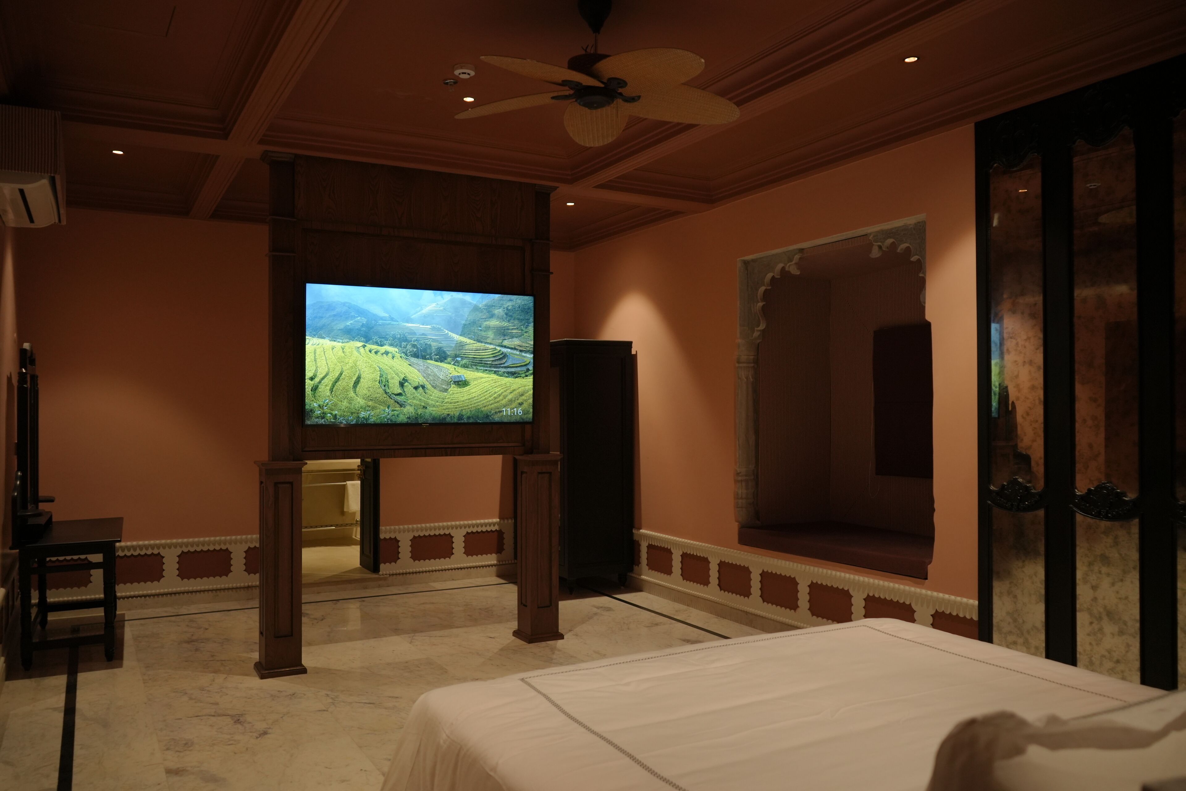 Palace Suite: Queen Room | Desk, laptop workspace, soundproofing, iron/ironing board