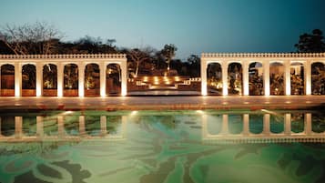Una piscina al aire libre