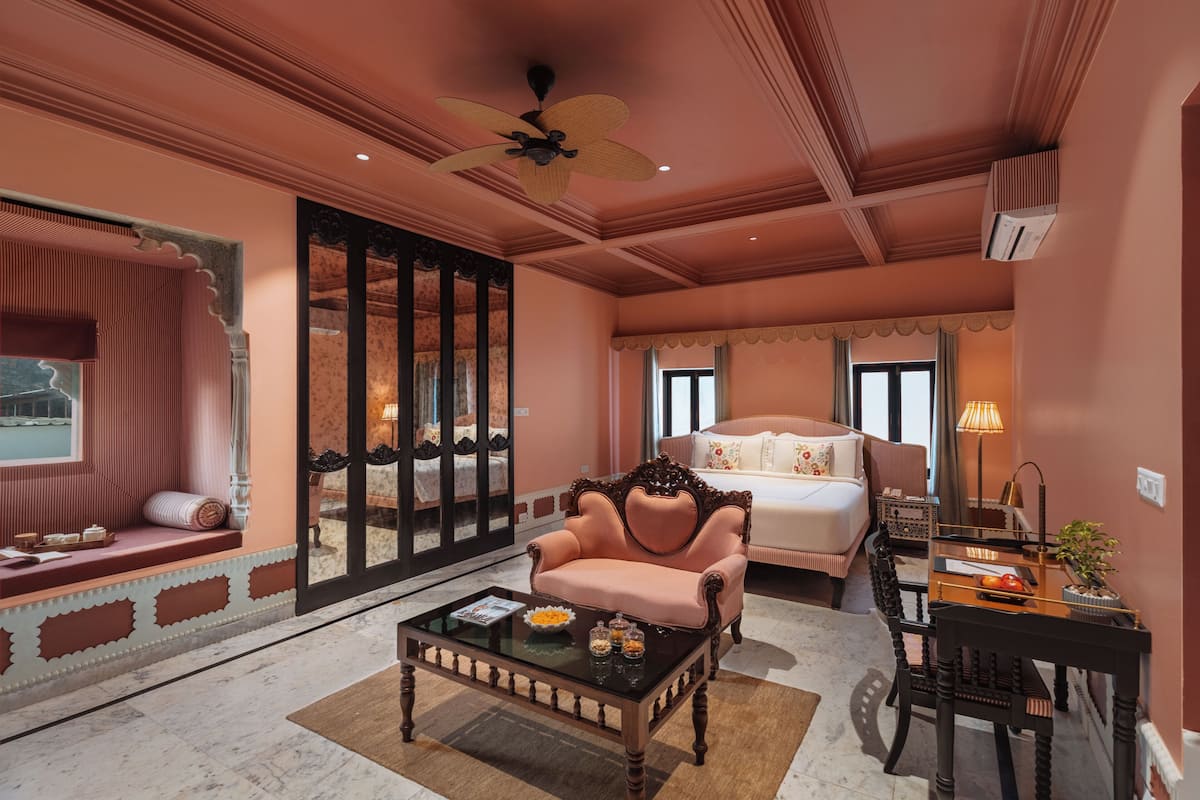 Palace Suite: Queen Room | Desk, laptop workspace, soundproofing, iron/ironing board