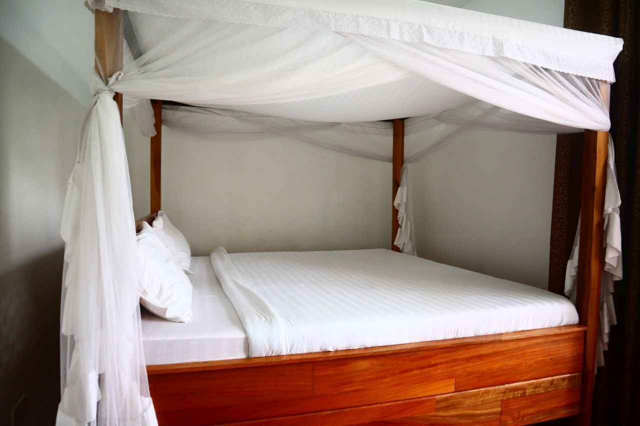 Quarto casal clássico | Escrivaninha, espaço de trabalho para notebook, cortinas blackout