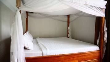 Classic Double Room | Desk, laptop workspace, blackout drapes, free WiFi