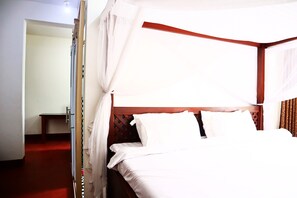 Desk, laptop workspace, blackout curtains, free WiFi - Donnie lodge (Arusha)