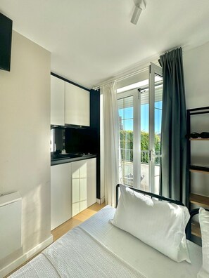 Estudio básico, balcón | Zona de estar | Televisión LCD de 32 pulgadas con canales por cable